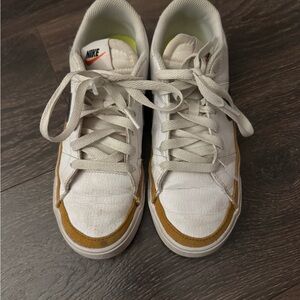 Nike Women's Court Legacy shoes